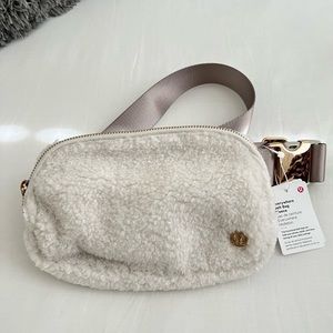 Lululemon Everywhere belt bag fleece